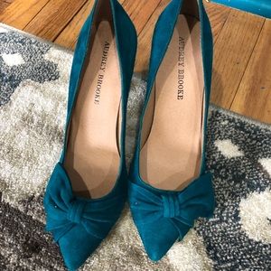 Audrey Brooke - 8 1/2 teal color heels!